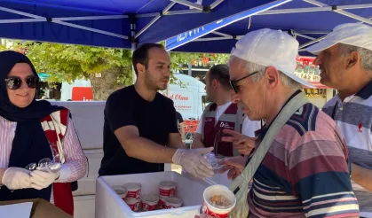İzmit Belediyesi’nden gönülleri ısıtan aşure ikramı