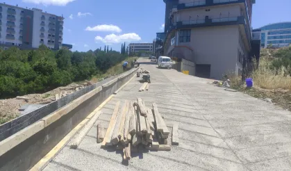 İzmit'te Kabaoğlu’nda parapet çalışması