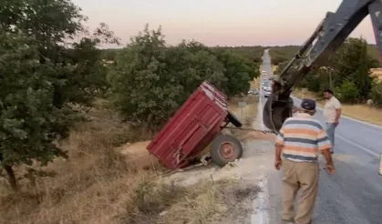 Keşan-Enez yolunda buğday yüklü traktör devrildi!