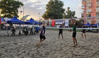 Kocaeli Gölcük'te kum üzerinde şenlikli turnuva başladı