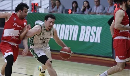 Lider Sakarya play-off'a çeyrek finalden gidiyor