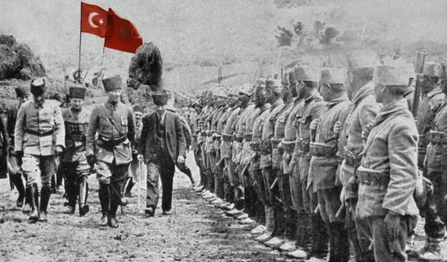 CHP lideri Özel'den çağrı: Atatürk fotoğrafları ve Türk bayraklarıyla takımlarımızı karşılayalım