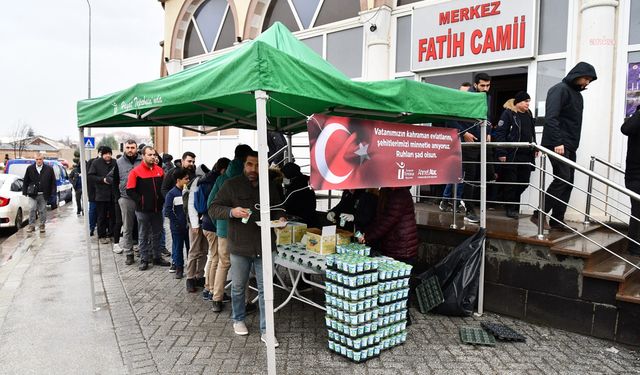 TEPEBAŞI'NDA CUMA NAMAZI SONRASI ŞEHİTLER ANISINA PİLAV DAĞITILDI