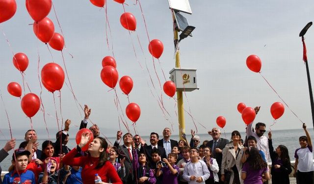 Mudanya'da otizm farkındalığı... Kırmızı balonlarla ışık yakıldı