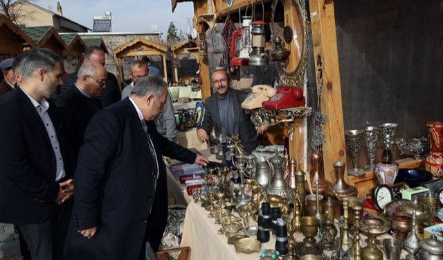 Kayseri Talas'ta antika pazarı ilgi çekiyor