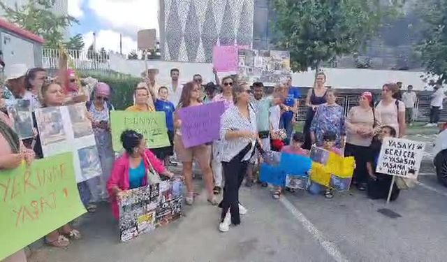 Hayvanseverlerden Arnavutköy Belediyesi önünde eylem 