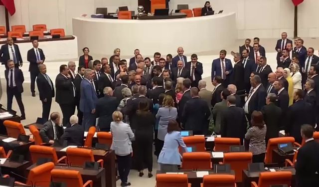 TBMM'de vergi kanun teklifinin görüşmelerinde gergin anlar... MHP'li Akçay ile İYİ Parti'li Türkoğlu arasında kavga 