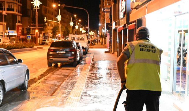 Bozüyük Belediyesi'nden gece kaldırım temizliği