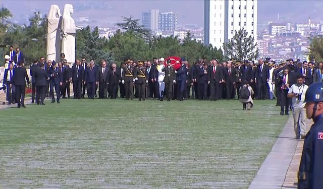 Büyük Zafer'in 102'nci yılı... Cumhurbaşkanı Erdoğan ve devlet erkanı Anıtkabir'i ziyaret etti