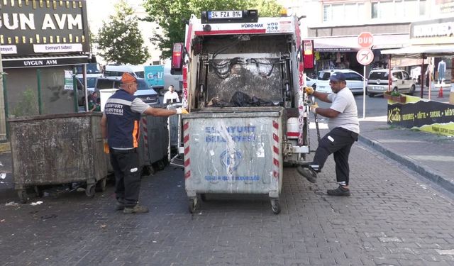 Esenyurt Belediyesi, başlattığı temizlik seferberliği kapsamında çalışmalarını sürdürüyor