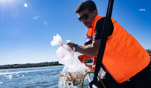 Gölbaşı Belediyesi, Mogan Gölü'ne biyolojik çeşitliliği artırmak için 150 bin yavru balık bıraktı