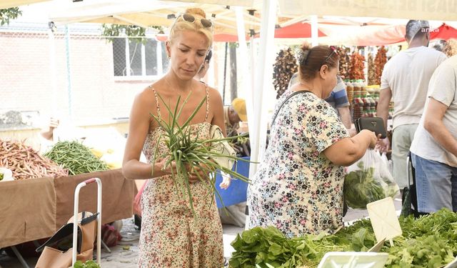 Kuşadası Belediyesi'nin hizmete açtığı Yöresel ve İyi Tarım Ürünleri Sokağı, yoğun ilgi görüyor