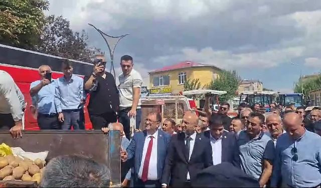 Nevşehir'de patates üreticileri satamadığı ürününü yere döktü...CHP’li Genç: “İktidar, sadece büyük marketlerin yanında değil, çiftçinin, üreticinin yanında olsun”