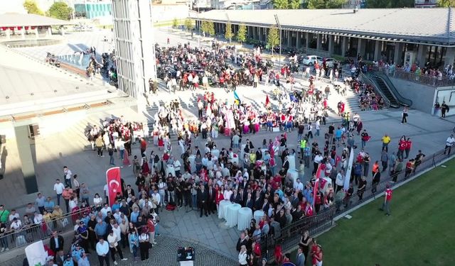 Osmangazi Belediyesi, Zafer Bayramı coşkusunu Atatürk Anıtı ile taçlandırdı