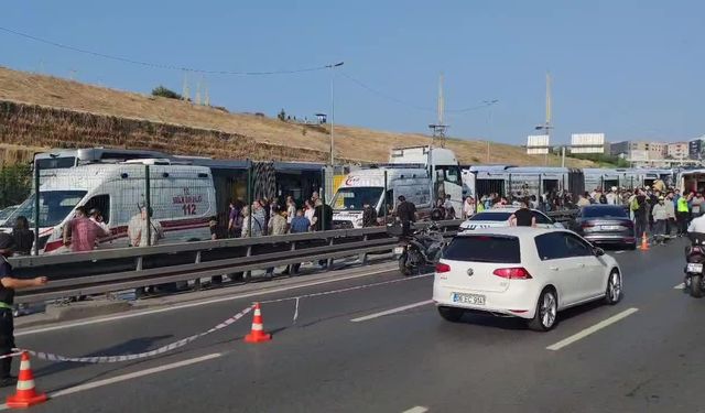 Sefaköy'de metrobüs kazası: 20 yaralı