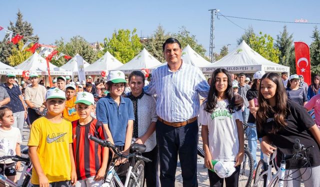 Şehitkamil Belediye Başkanı Yılmaz, çocuklara verdiği bisiklet sözünü tutuyor