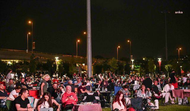 Ankara Büyükşehir Belediyesi'nin düzenlediği 'Yıldızların Altında Yeşilçam Geceleri', Hababam Sınıfı Sınıfta kaldı filmi ile devam etti