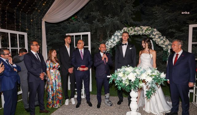 CHP Lideri Özel, İrem Yaman ve Mert Matic’in nikah şahitliğini yaptı, Yaman'a parti rozeti taktı