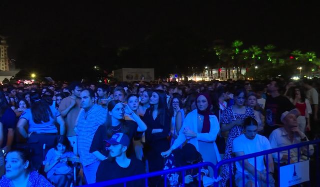 İzmir Enternasyonal Fuarı Çim Konserleri’nde Hande Yener sahne aldı