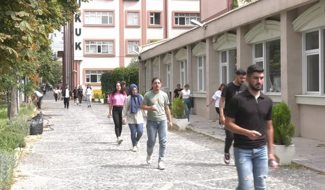 KPSS Ön Lisans Sınavı sona erdi... Veli ve öğrencilerden kamuda personel alımının kısıtlanmasına tepki "Gençler bitti artık. Ölüyoruz, tükendik"