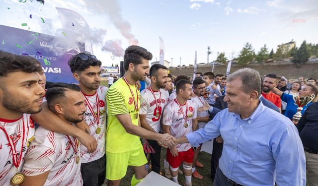 Mersin Büyükşehir Belediye Başkanı Seçer, Zafer Kupası Ayvagediği Futbol Turnuvası’nın ödül törenine katıldı