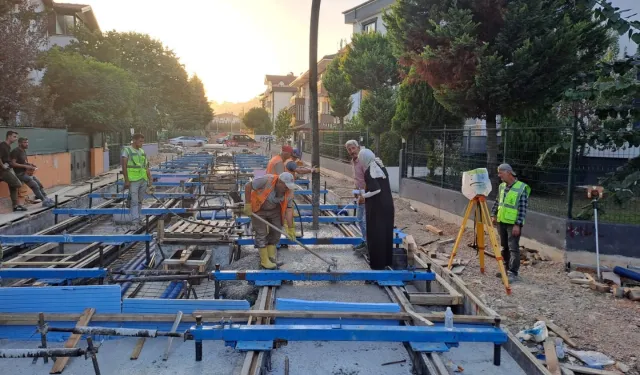 Kocaeli Alikahya Tramvayı'nda ray betonları dökülüyor