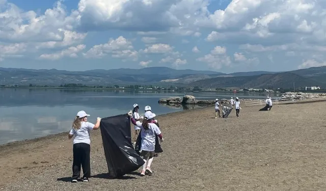 Bursalı minik gönüllülerden İznik’te sahil temizliği