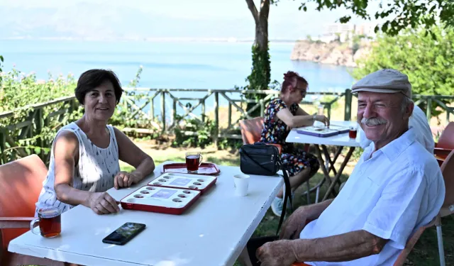 Antalya'da kıdemli kent sakinlerinden mangala keyfi