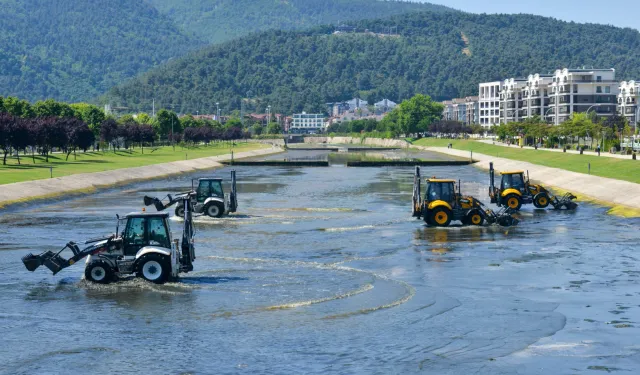 Bursa Büyükşehir'den Hüdavendigar'da dere temizliği