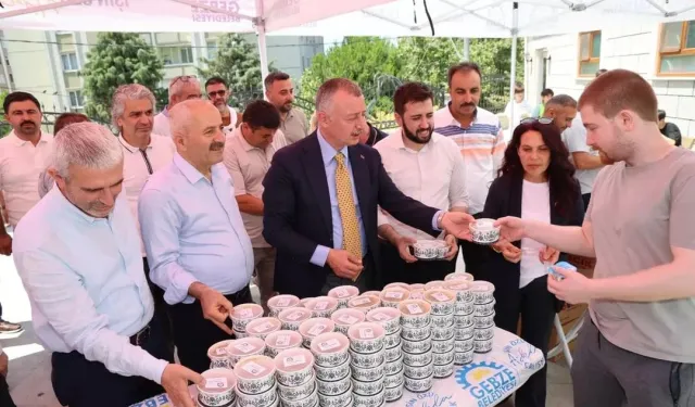 Başkan Büyükakın, Gebze'de aşure dağıttı