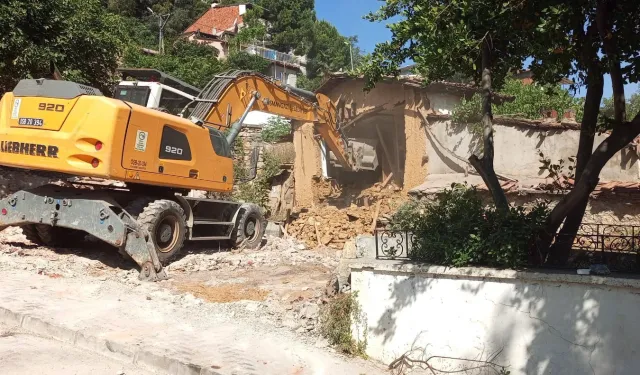 Bursa Osmangazi tehlikeli metruklara yıkım