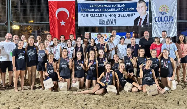 Gölcük'te minik voleybolcular plajda ödüllendi