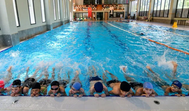 İzmir Bornova’da yazın ritmi yüzme havuzlarında atıyor