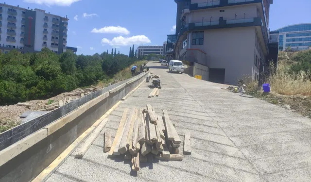 İzmit'te Kabaoğlu’nda parapet çalışması