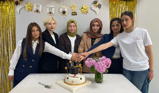 Kocaeli Beyaz Kalpler’de mezuniyet sevinci