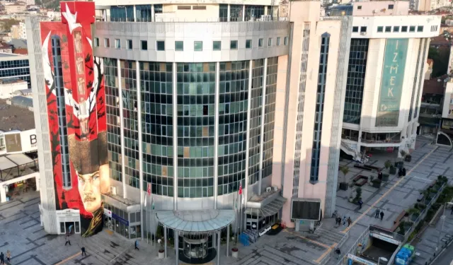 Kocaeli İzmit'te şehitlere saygı... Çocuk etkinlikleri ertelendi