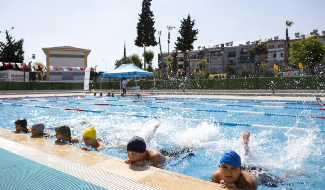 Mersin’de 7’den 70’e Herkes Eğlenerek Yüzme Öğreniyor