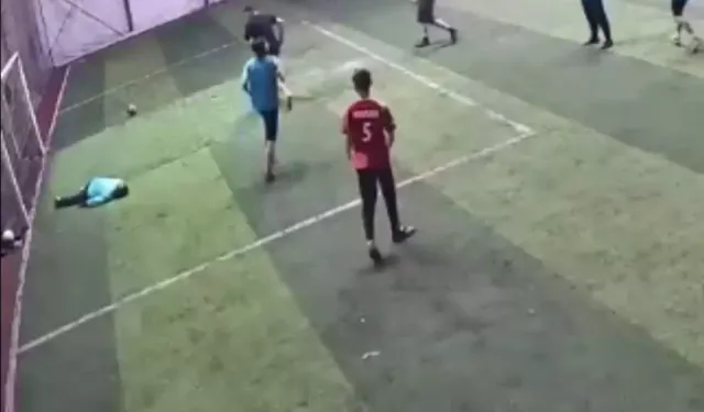 Halı sahada göğsüne top geldi, hayatını kaybetti