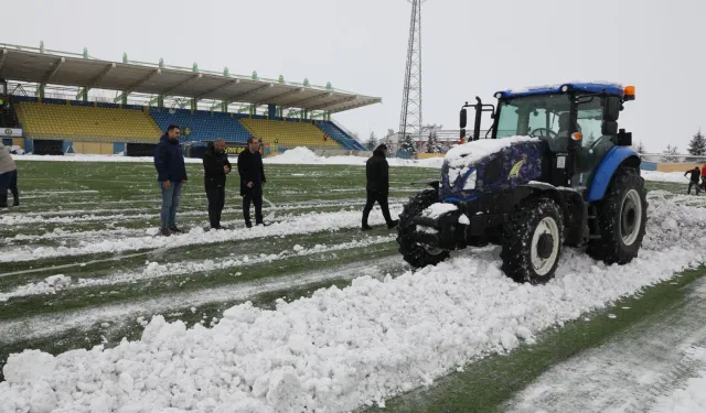 Ağrı'da müdür traktörle sahaya indi