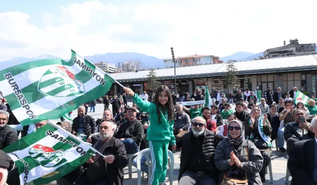 Bursa Osmangazi Meydanı'nda Bursaspor coşkusu