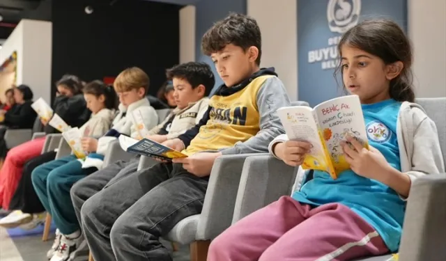 Denizli'de çocuklar 'Telefonu Bırak, Kitaba Sarıl' çağrısına kulak veriyor