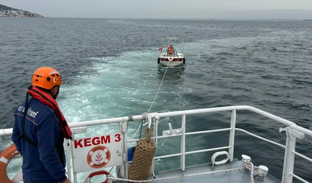 Küçükyalı açıklarında sürüklenen tekne kurtarıldı