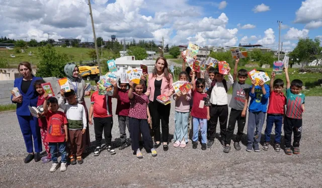 Diyarbakır'da 'Masal Sandığı' projesiyle kitaplar çocuklara ulaştırıldı