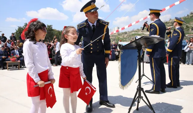 Hava Kuvvetleri Bandosu'ndan öğrencilere moral konseri