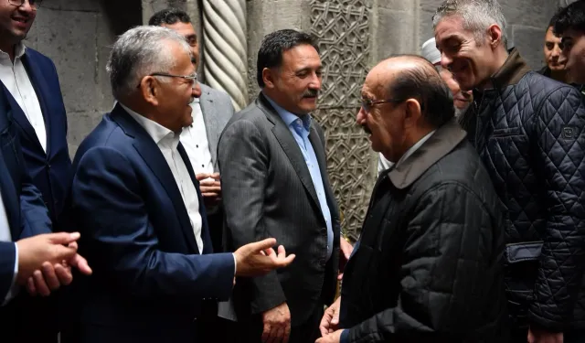 Memduh Büyükkılıç çocukların bayram sevincine ortak oldu