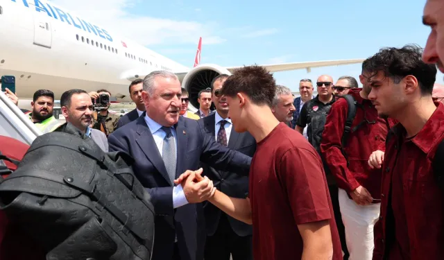 Bakan Bak millileri uğurladı