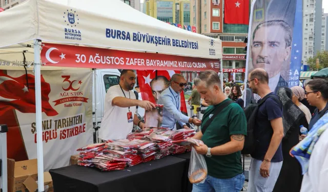 Bursa'da Zafer coşkusu ay yıldız ile taçlandı