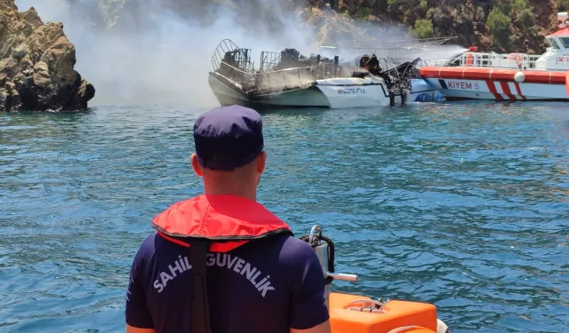 Fethiye'de gezinti teknesinde yangın! 115 kişi tahliye edildi