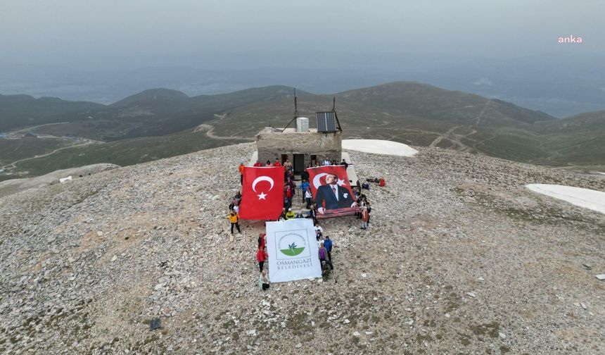 Bursa Osmangazili dağcılar, 19 Mayıs’ı Uludağ'ın zirvesinde kutladı