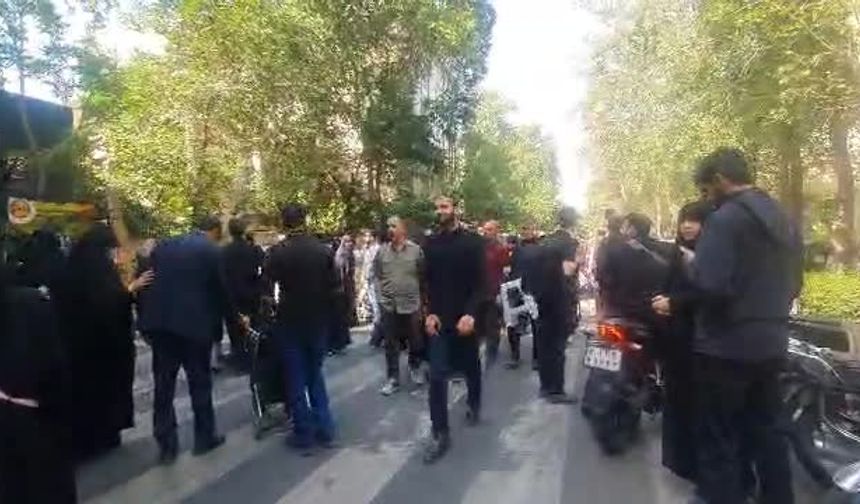 Helikopter kazasında hayatını kaybeden İran Cumhurbaşkanı Reisi'nin naaşı defnedildi